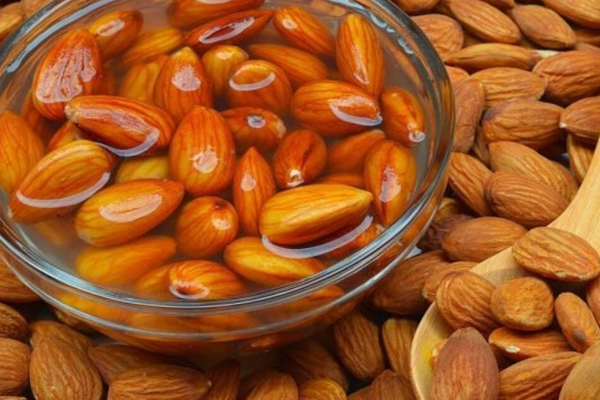 இளமையாகவும் ஆரோக்கியமாகவும் இருக்க தினமும் இதனை சாப்பிடுங்கள்! | Almonds Are Used As Medicine In Ayurveda