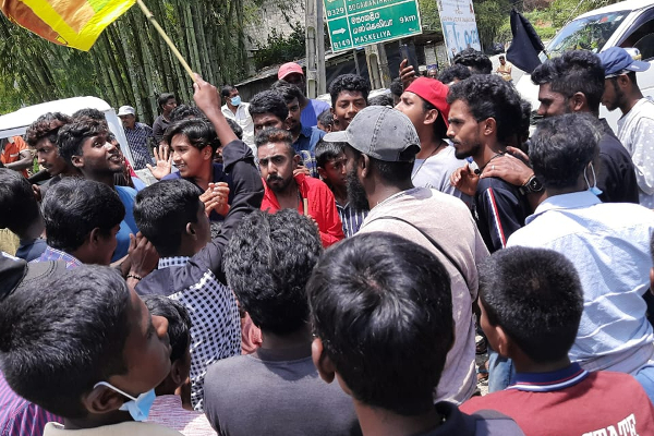 அரசாங்கத்துக்கு எதிராகக் கிளர்ந்தெழுந்த மக்கள்: போராட்ட களமாக மாறிய மலையகம் (Photos) | People Government Hutton Became Battleground