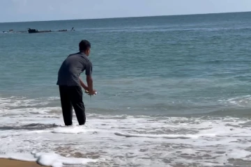 முள்ளிவாய்க்காலில் கண்ணீருடன் பிதிர்கடன் செய்யும் மக்கள்