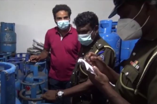 சமையல் எரிவாயு கொள்கலன்களை மறைத்து வைத்திருந்த நபர் (Photos) | The Person Who Hid The Cooking Gas Cylinders