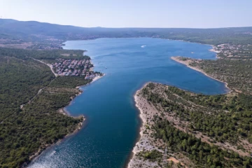 நம்மூர் ஏரி சைஸ் கூட இல்லை..இது கடலாம்!! வினோதத்தில் வினோதமான உலகின் மிக சிறிய கடல்?