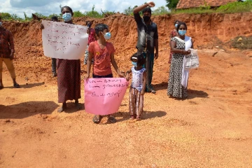 மட்டக்களப்பு மண் ராஜபக்ஸக்களின் கூடாரமா? வீதிக்கு இறங்கிய சிறுமி