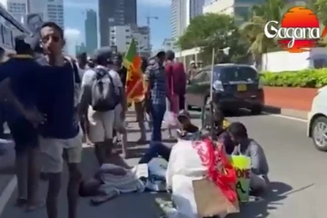 උද්ඝෝෂකයෙකුට පහරදීමත් සමඟ අරලියගහ මන්දිරයෙන් පිටත නොසන්සුන්කාරී තත්ත්වයක් - එහි නවතම තත්ත්වය මෙන්න.. (VIDEO)
