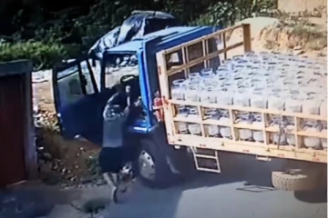 200 சிலிண்டர்களுடன் தானாக இயங்கிய லொறி; உயிரை பணயம் வைத்து பெரும் விபத்தை தடுத்த ஓட்டுனர்! வைரல் வீடியோ