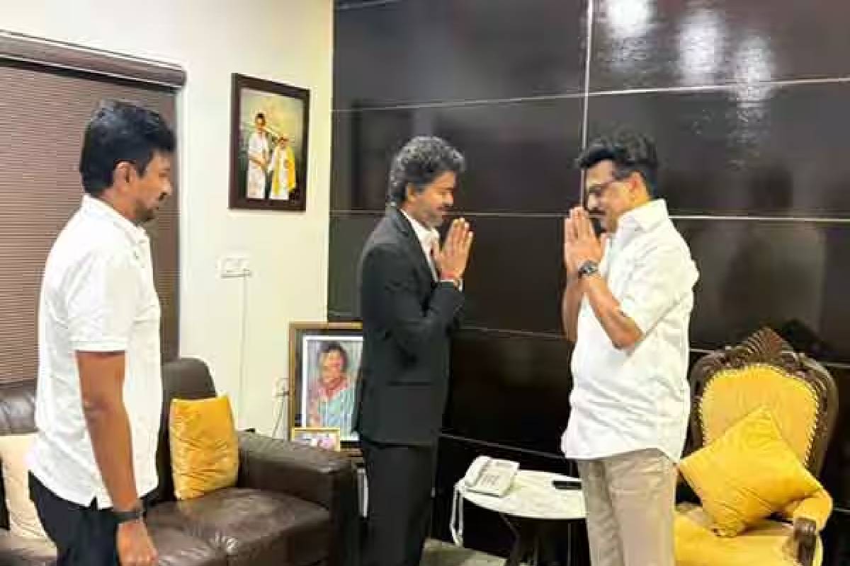முதல்வர் விஜய்கு திருஷ்டி எடுத்த பெண்! அவர் கொடுத்த கியூட் ரியாக்ஷனை பாருங்க | Woman Falls At Cm Vijay Feet Video Goes Viral