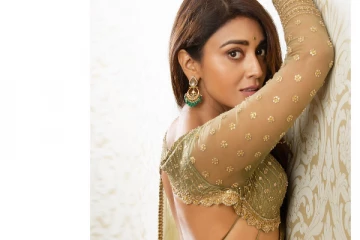 சேலையிலும் இவ்ளோ கவர்ச்சியா.. எல்லைமீறும் ஸ்ரேயா