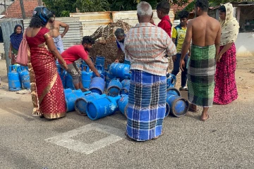மன்னாரில் பதற்றம் - மக்களின் எரிவாயு கொள்கலன்களை தூக்கி வீசிய முகவர்!