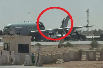 ஈரானின் ஏவுகணை தாக்குதலில் இரண்டாக பிளவடைந்த அமெரிக்க விமானம்