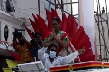 தேமுதிக அலுவலுத்தில் மனைவி பிரேமலதாவுடன் இணைந்து தேசிய கொடியை ஏற்றிய விஜயகாந்த்