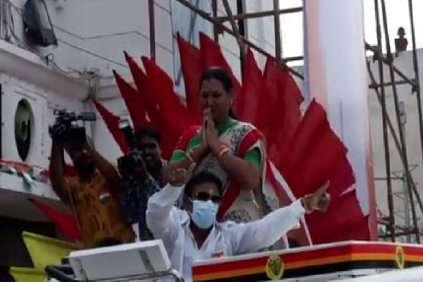 தேமுதிக அலுவலுத்தில் மனைவி பிரேமலதாவுடன் இணைந்து தேசிய கொடியை ஏற்றிய விஜயகாந்த் - தமிழ்நாடு