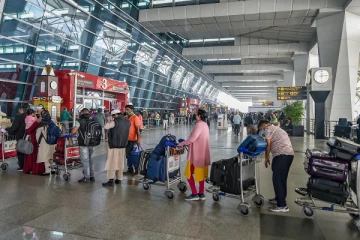 கனடா செல்ல முயன்ற பத்து இலங்கையர்கள் அயல் நாட்டில் அதிரடியாக கைது!