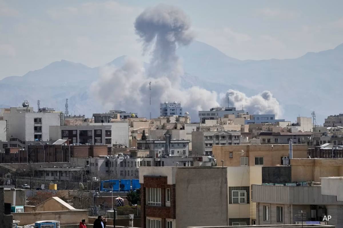 உலகின் மிகப்பெரிய எண்ணெய் நிறுவனத்தின் மீது தாக்குதல் - உயரும் கச்சா எண்ணெய் விலை | Saudi Aramco Shuts Down After Drone Attack உலகின் மிகப்பெரிய எண்ணெய் நிறுவனத்தின் மீது தாக்குதல் - உயரும் கச்சா எண்ணெய் விலை | Saudi Aramco Shuts Down After Drone Attack