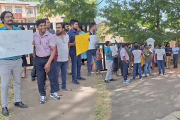 நிறுத்தப்பட்ட இடமாற்றத்தை நடைமுறைப்படுத்தக் கோரி ஆர்ப்பாட்டம்