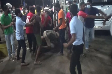 எரிபொருள் நிரப்பு நிலையத்தில் கைகலப்பு;  வீதியில் விழுந்து உருண்ட நபர்கள்!