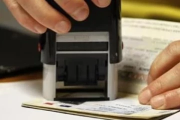 கட்டுநாயக்க விமான நிலையத்தில் தமிழ் இளைஞர்கள் கைது