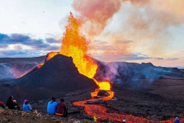 தொடர்ந்து சக்தி வாய்ந்த நிலநடுக்கங்கள்; 14 மணி நேரத்தில் சுமார் 800 முறை