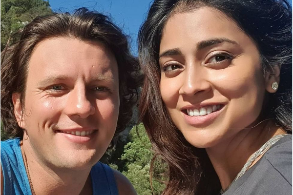 நீச்சல் குளத்தில் கணவருக்கு நெருக்கமாக லிப் டூ லிப் அடித்த பிரபல நடிகை - வைரலாகும் புகைப்படம் - தமிழ்நாடு