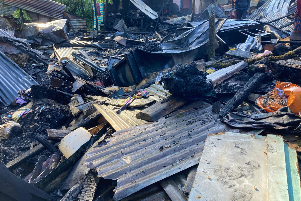 நுவரெலியா நெடுங்குடியிருப்பில் தீப்பரவல் - மூன்று வீடுகள் முற்றாக சேதம் | Fire Breaks Out In Nuwara Eliya Slum