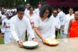 ශ්‍රී නව කදිරේෂන් කෝවිලේ වාර්ෂික ආඩිවේල් පෙරහැරට අග්‍රාමාත්‍යතුමිය පූජෝපහාර දක්වයි