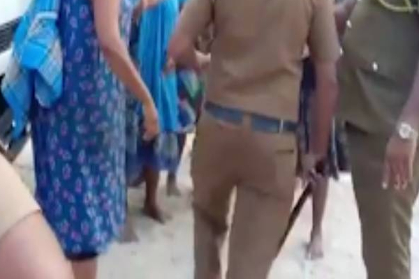 தனது சகோதரியை கத்தியால் தாக்கிய பொலிஸ் அதிகாரிக்கு நேர்ந்த கதி! | Police Officer Arrest Stabbing His Sister Puttalam