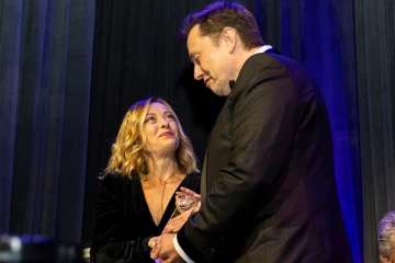 இத்தாலியின் பெண் பிரதமருடன் எலான் மஸ்க்: சர்ச்சையை உருவாக்கியுள்ள புகைப்படம்