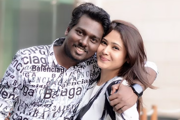 காதல் கணவர் அட்லீக்கு முத்தம் கொடுக்கும் பிரியா அட்லீ.. அழகிய ஜோடியின் ரொமான்டிக் புகைப்படம்