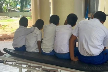 காவல்துறை என தெரிவித்து மாணவர்களிடம் பணம் பறிக்கும் கும்பல்