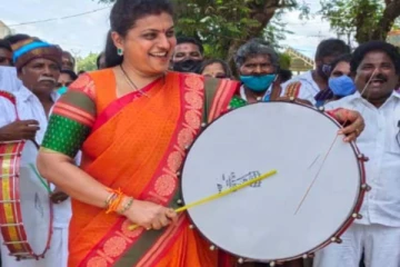 “அப்படிப்போடு...போடு” - ஆந்திராவில் தப்பாட்டம் ஆடி மகிழ்ந்த  நடிகை ரோஜா