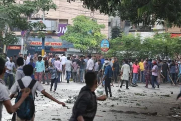 බංග්ලාදේශය ගිනිගනී - මේ වනවිට හය දෙනෙකු ජීවිතක්ෂයට..!