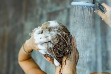 தலைக்கு குளிக்கும்போது முடி கையோடு வருதா? இதோ அருமையான டிப்ஸ்!