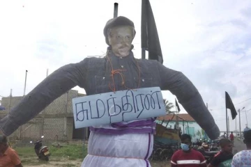 யாழில்  சுமந்திரனின் கொடும்பாவி எரிப்பு!