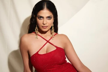 ரெட் ஹாட் உடையில் மாளவிகா மோகனன்.. லேட்டஸ்ட் போட்டோஷூட்