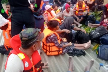 வெள்ளத்தில் சிக்கிய யாழ் பேருந்திலிருந்த இளைஞனைக் காணவில்லை ; கதறும் குடும்பம்