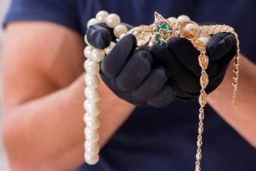 கொழும்பில் திருடப்பட்ட பெண்ணிடமே நகைகளை திருப்பிக் கொடுத்த திருடன்!