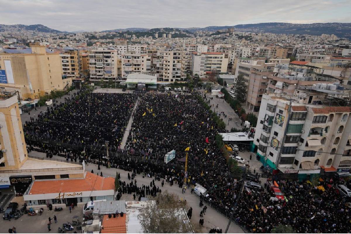 கமேனி மறைவு: லெபனானில் திரண்ட ஹிஸ்புல்லா ஆதரவாளர்கள் | Khamenei S Death Hezbollah Supporters Lebanon
