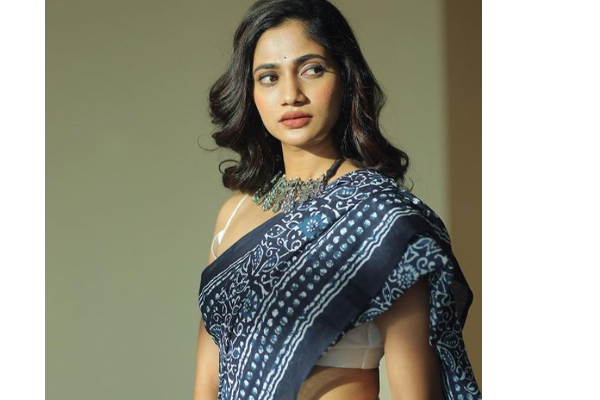 வாய்ப்புக்காக குட்டி கரனம் போடும் இலங்கை நடிகை லாஸ்லியா.. வாய்ப்பிளக்கும் ரசிகர்கள்.. | Losliya Latest Yoga Photo Viral