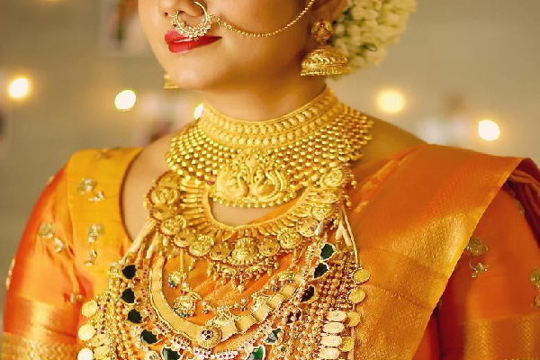 தொடர் விலை வீழ்ச்சியால் நகைப்பிரியர்கள் மகிழ்ச்சி! | Jewelry Lovers Delighted Fall Gold Prices