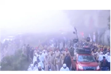 கொட்டும் பனிமூட்டம் - கடும் குளிரையும் பொருட்படுத்தாமல் கம்பீரமாக நடந்த ராகுல்காந்தி..!