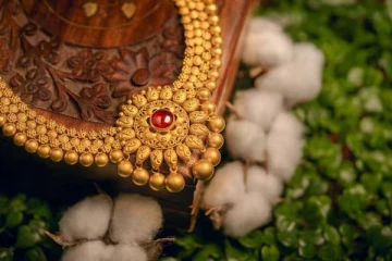 தொடர்ந்து ஏறிய வேகத்தில் இறங்கிய தங்கம் விலை - எவ்வளவு தெரியுமா?