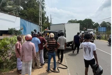 களுவாஞ்சிகுடியில் பிள்ளையார் ஆலயத்திற்கு முன்னால் விபத்து ; தெய்வாதீனமாக தப்பிய உயிர்