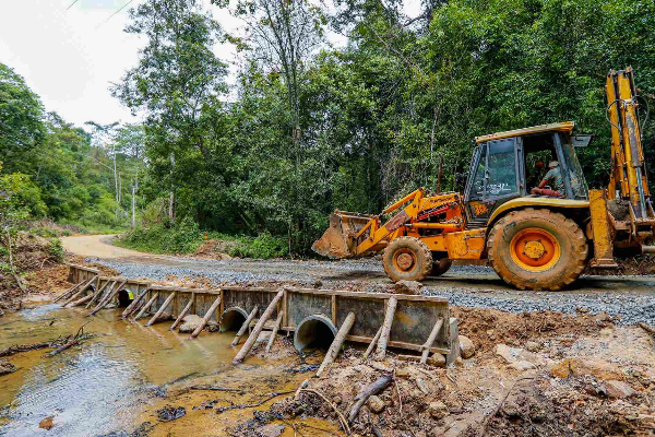 “ගම සමග පිළිසඳර” ප්රගතිය බලන්න ජනපති හල්දුම්මුල්ලේ නිරීක්ෂණ චාරිකාවක (PHOTOS) | Gama Samaga Pilisadara Haldhumulla “ගම සමග පිළිසඳර” ප්රගතිය බලන්න ජනපති හල්දුම්මුල්ලේ නිරීක්ෂණ චාරිකාවක (PHOTOS) | Gama Samaga Pilisadara Haldhumulla