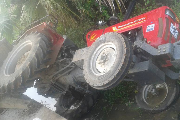 உழவு இயந்திரம் மோதி ஒருவர் பரிதாப மரணம்: இருவர் படுகாயம் | One Dead 2 Seriously Injured Hit By Machine உழவு இயந்திரம் மோதி ஒருவர் பரிதாப மரணம்: இருவர் படுகாயம் | One Dead 2 Seriously Injured Hit By Machine
