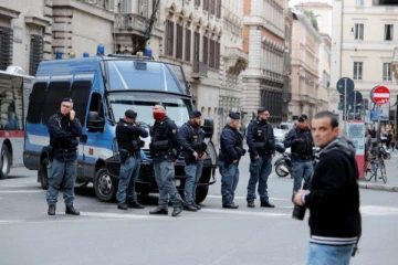 இத்தாலியில் குடியிருப்புவாசிகள் கூட்டத்தில் துப்பாக்கி சூடு: 3 பெண்கள் கொலை