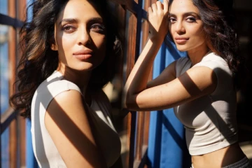 மொத்த கவர்ச்சியை காட்டும் பொன்னியின் செல்வன் நடிகை.. உச்சகட்ட ஷாக்கில் ரசிகர்கள்