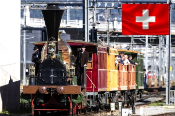 சுவிஸ் ரயில்வே சேவை தொடங்கி 175 ஆண்டுகள் நிறைவு! பழைய ரயிலில் பயணித்து கொண்டாடிய மக்கள்..