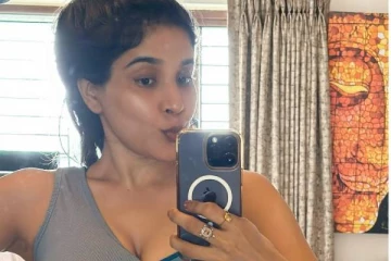 கண்ணாடி முன் சேலையில் கிளாமர்!! நடிகை சாக்ஷி அகர்வாலின் மயக்கும் புகைப்படங்கள்..