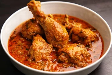 நாவூற வைக்கும் இலங்கையரின் வறுத்தரைச்ச நாட்டுக்கோழி கறி... வீடே மணக்கும் சுவை