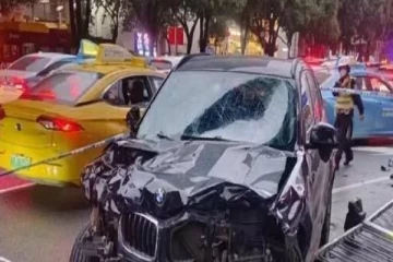 சீனாவில் பரபரப்பை ஏற்படுத்திய சம்பவம்; பாதசாரிகள் மீது ஏறிய கார்!