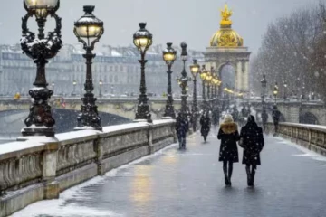 பிரான்சில் இருளில் மூழ்கிய 170,000 வீடுகள்: கடும் பனியால் இயல்பு வாழ்க்கை பாதிப்பு