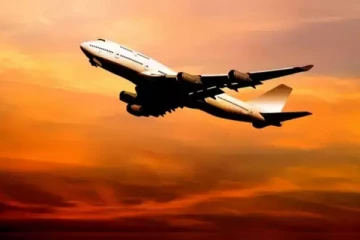 இந்தோனேசியாவில் எரிமலை வெடித்ததில் ஹல்மஹேரா தீவு அருகே விமானங்கள் பறக்க தடை